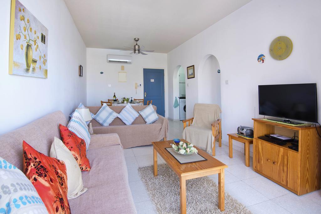 King'S Palace Apartment Paphos ภายนอก รูปภาพ