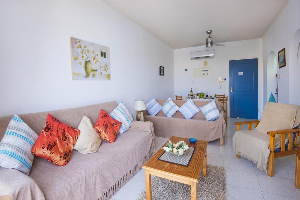 King'S Palace Apartment Paphos ภายนอก รูปภาพ